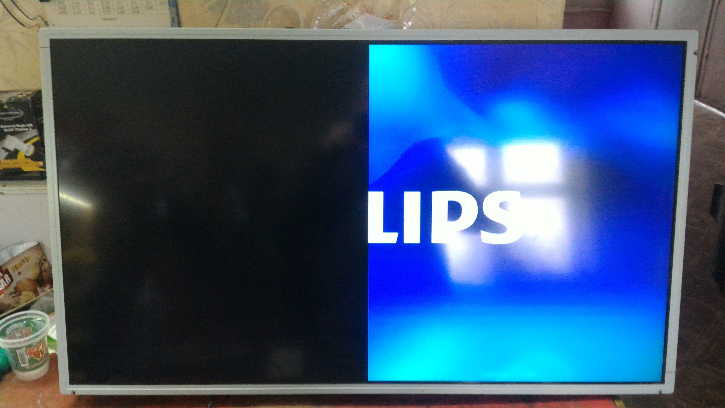 Телевизор показывает половину экрана. 32pfl3605/60 пол экрана. 32ld555 пол экрана. Половина экрана телевизора темнее что делать. Экран без полей
