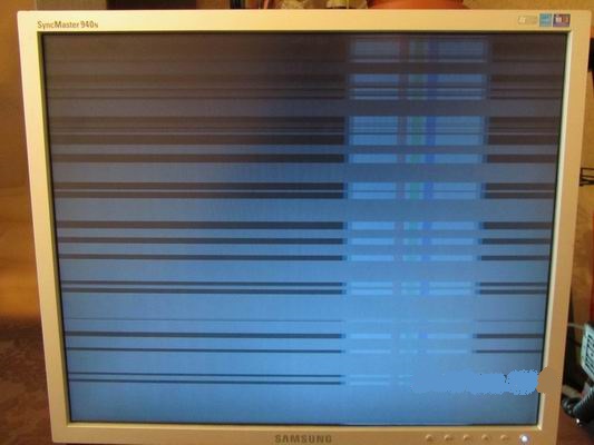 Экран n. SYNCMASTER 940n полосы. Монитор Samsung SYNCMASTER вертикальные полосы. Горизонтальная полоса на мониторе самсунг. Монитор широкие цветные горизонтальные полосы.